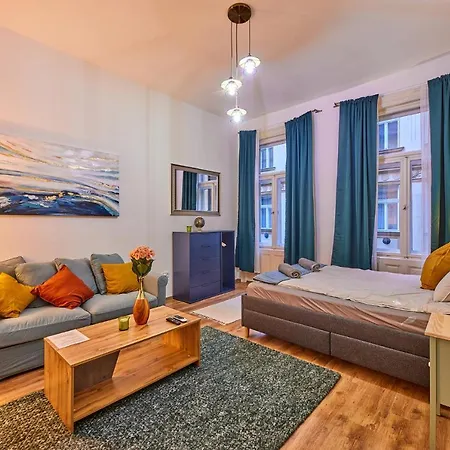 Uhu's Golden Soho Budapest