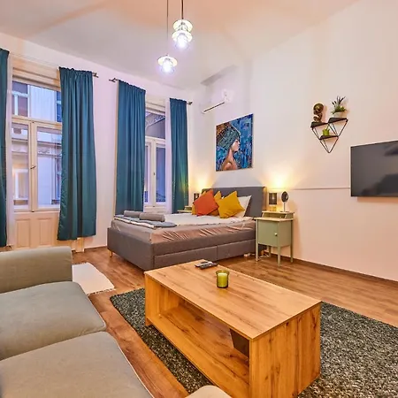 Uhu's Golden Soho Apartment Budapest